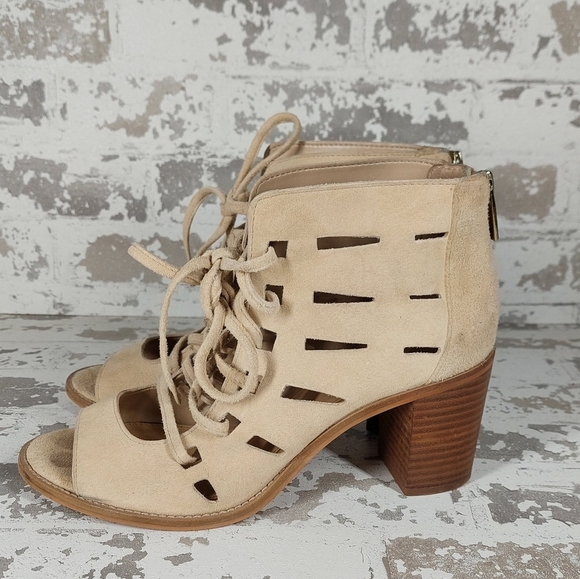 Vince Camuto Tressa Cream Beige Suede Perforated Lace Up Block Heel Sandals V159 - Picture 1 of 7